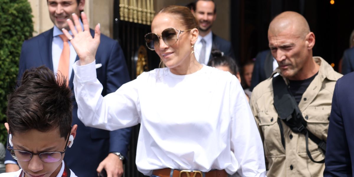 Jennifer Lopez brille dans un haut blanc cool à Paris