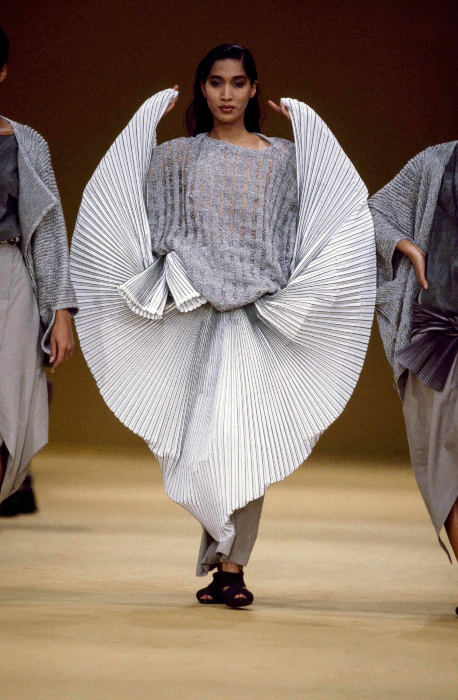 ひざ丈ワンピースISSEY MIYAKE