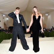 new york, new york   september 13 l r justin bieber and hailey bieber attend the 2021 met gala celebrating in america a lexicon of fashion at metropolitan museum of art on september 13, 2021 in new york city photo by kevin mazurmg21getty images for the met museumvogue