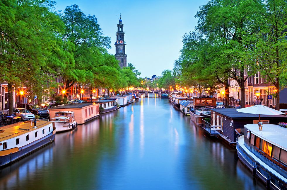 Vista de un canal en Amsterdam elle.es