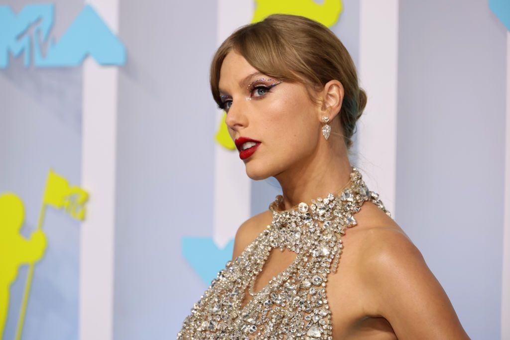 Taylor Swift Sexy Nude Model - Taylor Swift Makes Surprise VMAs Appearance in Bejeweled Silver Minidress
