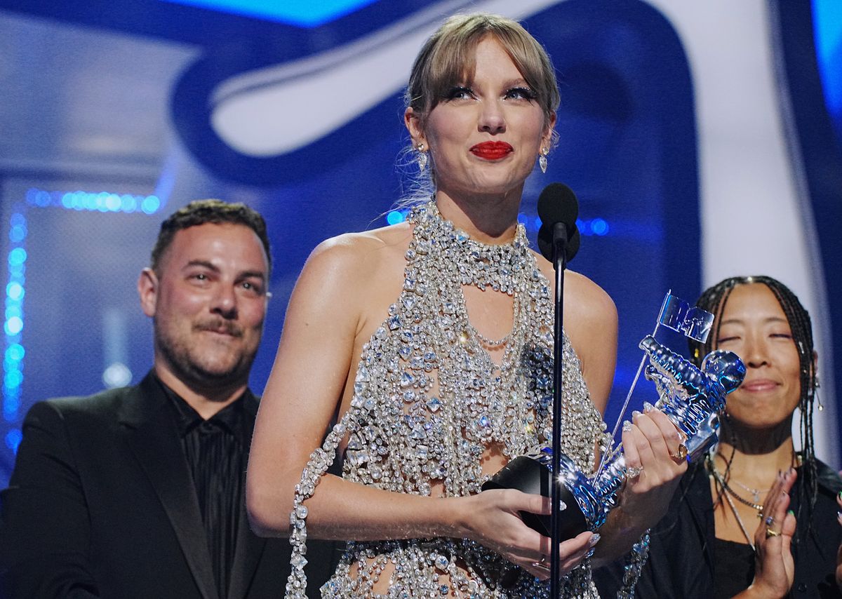 newark, new jersey   august 28 taylor swift accepts the award for best long form video at the 2022 mtv vmas at prudential center on august 28, 2022 in newark, new jersey photo by jeff kravitzgetty images for mtvparamount global