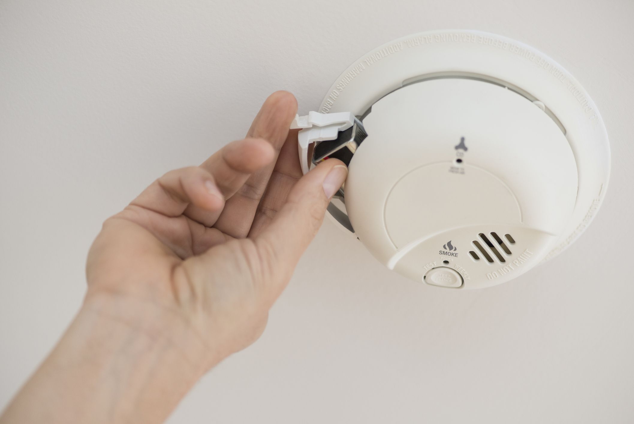 How to Change the Battery in Your Smoke Detector 2024