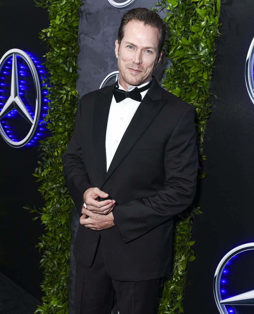 los angeles, california   march 27 jason lewis arrives at the 2022 mercedes benz academy awards viewing party at the four seasons hotel los angeles in beverly hills on march 27, 2022 in los angeles, california photo by vivien killileagetty images for mercedes benz