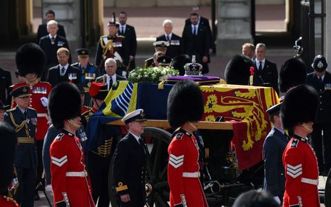 تابوت ملکه الیزابت دوم که با یک استاندارد سلطنتی و تاج سلطنتی مزین شده است توسط یک کالسکه تفنگ توپخانه اسب سلطنتی سربازان پادشاهان، در جریان یک راهپیمایی از کاخ باکینگهام به کاخ وست مینستر، در لندن در 14 سپتامبر، 20، کشیده می شود. ملکه الیزابت دوم از چهارشنبه تا چند ساعت قبل از تشییع جنازه‌اش در روز دوشنبه در سالن وست مینستر در داخل کاخ وست مینستر دراز خواهد کشید و انتظار می‌رود صف‌های بزرگی از کنار تابوت او برای ادای احترام بگذارند عکس توسط دانیل لیال lealpoolafp از طریق تصاویر getty