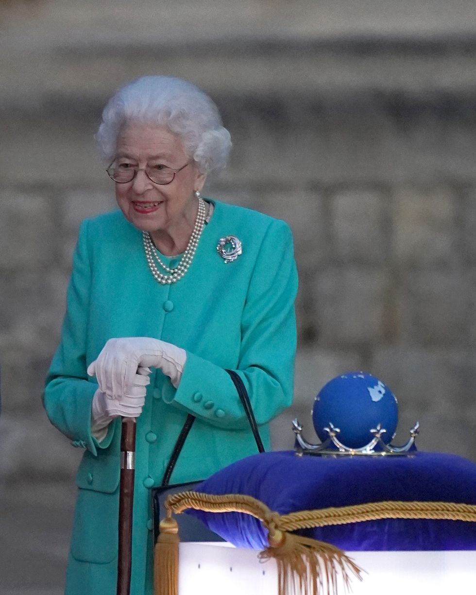 the queen wearing her platinum jubilee commissioned brooch by david marshall
