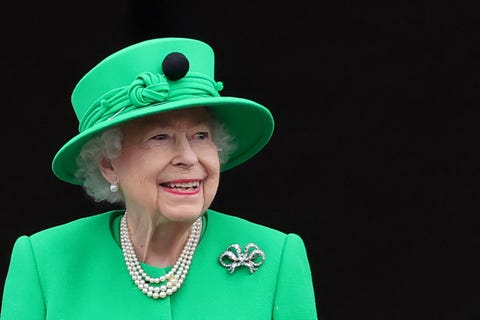 topshot britains queen elizabeth ii smiles to the crowd from buckingham palace balcony at the end of the platinum pageant in london on june 5, 2022 as part of queen elizabeth iis platinum jubilee celebrations the curtain comes down on four days of momentous nationwide celebrations to honour queen elizabeth iis historic platinum jubilee with a day long pageant lauding the 96 year old monarchs record seven decades on the throne photo by chris jackson pool afp photo by chris jacksonpoolafp via getty images