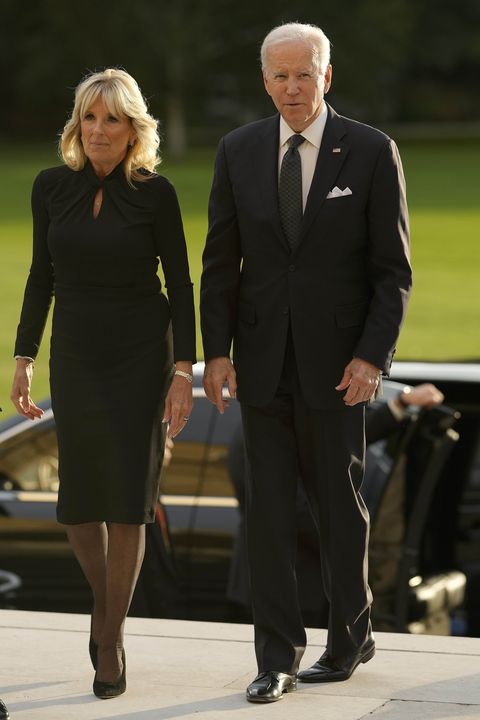 us president joe biden accompanied by the first lady jill biden arrive at buckingham palace in london, sunday, sept 18, 2022 king charles iii is holding a reception at buckingham palace for heads of state and other leaders on sunday evening ahead of the state funeral of queen elizabeth ii on monday ap photomarkus schreiber, pool
