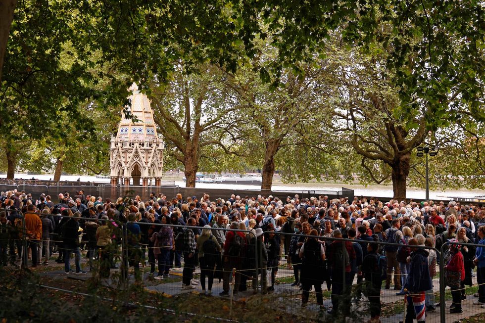 topshot   members of the public stand in the queue in victoria tower gardens as they wait in line to pay their respects to the late queen elizabeth ii, in london on september 15, 2022   queen elizabeth ii will lie in state until 0530 gmt on september 19, a few hours before her funeral, with huge queues expected to file past her coffin to pay their respects photo by odd andersen  afp photo by odd andersenafp via getty images