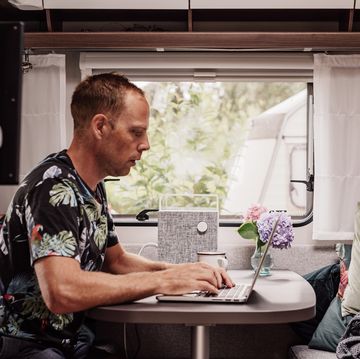 el trabajo soñado 3000 euros al mes por viajar por el mundo en furgoneta camper