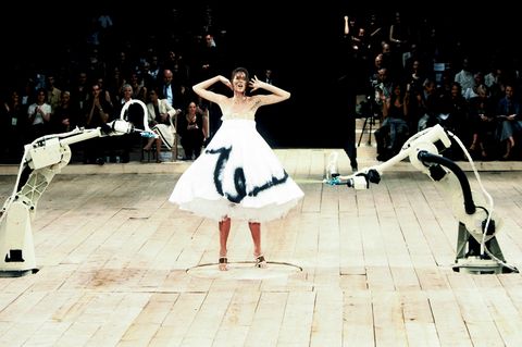 london, united kingdom   september 27 shalom harlow the runway during the alexander mcqueen ready to springsummer 1999 fashion show as part of the london fashion week on september 27, 1998 in london, united kingdom photo by victor virgilegamma rapho via getty images