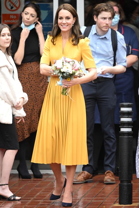 kate middleton in her gold dress
