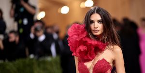 new york, new york   september 13 emily ratajkowski attends the 2021 met gala celebrating in america a lexicon of fashion at metropolitan museum of art on september 13, 2021 in new york city photo by dimitrios kambourisgetty images for the met museumvogue