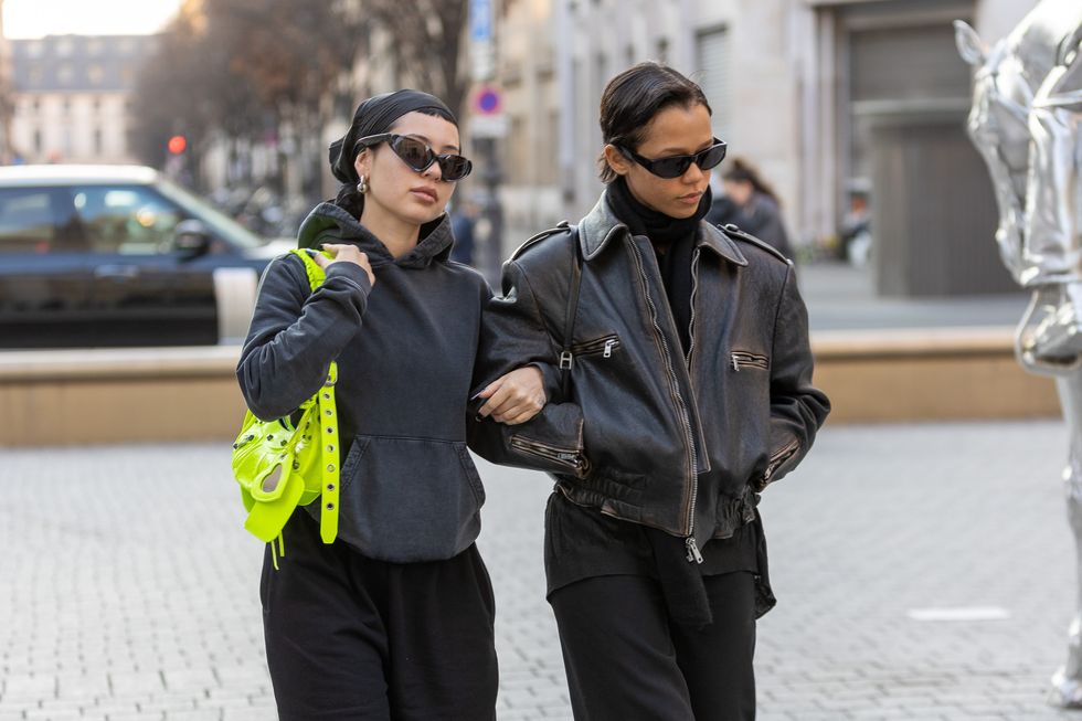 paris, france   march 07 actress alexa demie and taylor russell are seen arriving at bourse de commerce   pinault collection during paris fashion week womenswear fw 2022 2023 on march 07, 2022 in paris, france photo by marc piaseckigc images