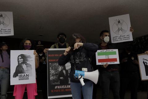 iranians demonstrate in mexico city to support protests in iran