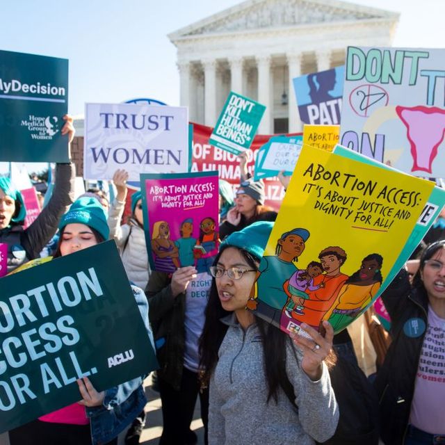 アメリカの連邦最高裁は6月、人工妊娠中絶を女性の「憲法で認められた権利である」と認めた「ロー対ウェイド」判決を覆しました。これを受け、11月8日に迫った中間選挙の投票日には、一部の州で中絶に関する住民投票も同時に行われることに。どの州で投票が行われ、有権者には何が問われることになのか、それぞれの状況を紹介。