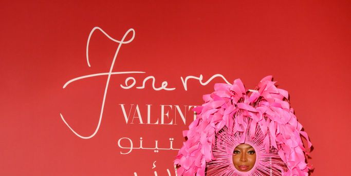 Naomi Campbell Wore the Most Extravagant Pink Headpiece to an Exhibition in Qatar