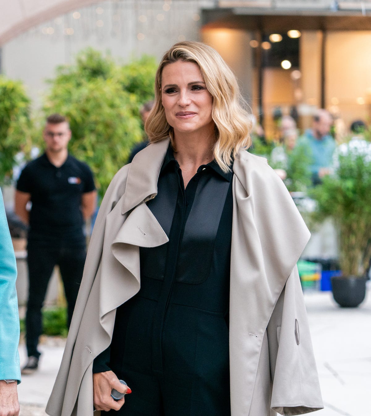 Giacca e pantaloni da sci, la tuta di Michelle Hunziker per l'inverno è chic