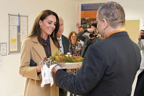 britains catherine, princess of wales, is presented with a traditional ukrainian cake as she arrives to visit the ukrainian community centre in reading, southern england, on november 17, 2022 photo by paul edwards  pool  afp photo by paul edwardspoolafp via getty images
