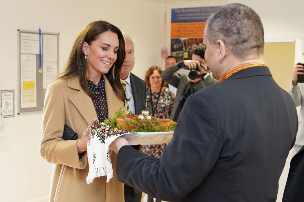 britains catherine, princess of wales, is presented with a traditional ukrainian cake as she arrives to visit the ukrainian community centre in reading, southern england, on november 17, 2022 photo by paul edwards  pool  afp photo by paul edwardspoolafp via getty images