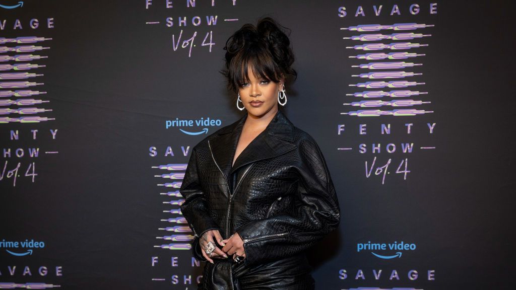 1024px x 576px - Rihanna Dances in a Leather-and-Lace Corset Dress in New Video