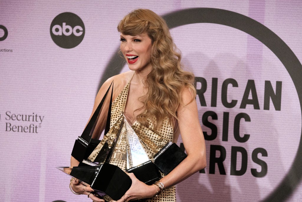 Taylor Swift Makes Amas History As Most Awarded Artist With 40 Total Wins 0633