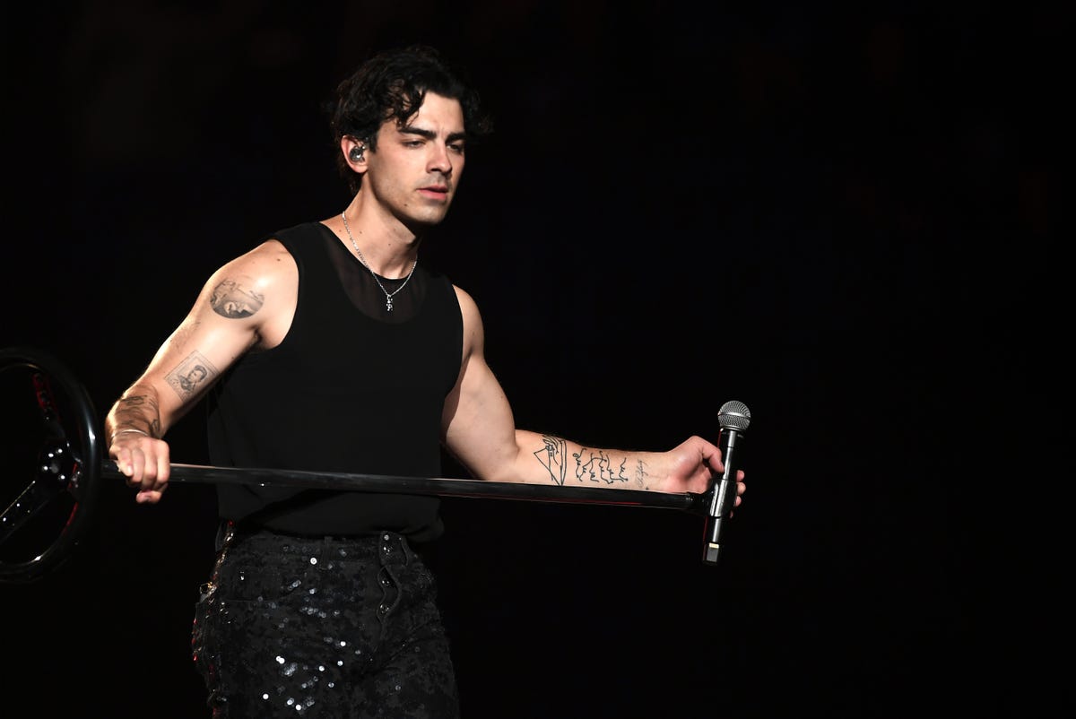 Joe Jonas Talks About Parenthood Before Singing Emotional Song ...