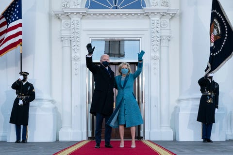 Washington, DC 20. Januar Präsident Joe Biden und First Lady Dr. Jill Biden winken, als sie am 20. Januar 2021 am Nordportikus des Weißen Hauses in Washington, DC während der heutigen Einweihungszeremonie ankommen. Joe Biden wurde der 46. Präsident der Vereinigten Staaten Zustandsfoto von Alex Brandon Poolgetty-Bilder