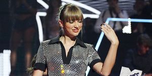 duesseldorf, germany   november 13 taylor swift accepts an award onstage during the mtv europe music awards 2022 held at psd bank dome on november 13, 2022 in duesseldorf, germany photo by jeff kravitzfilmmagic