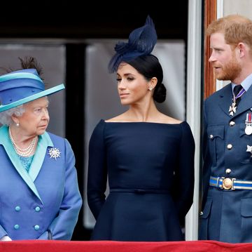 queen elizabeth ii meghan markle en prins harry op het balkon van buckingham palace in juli 2018
