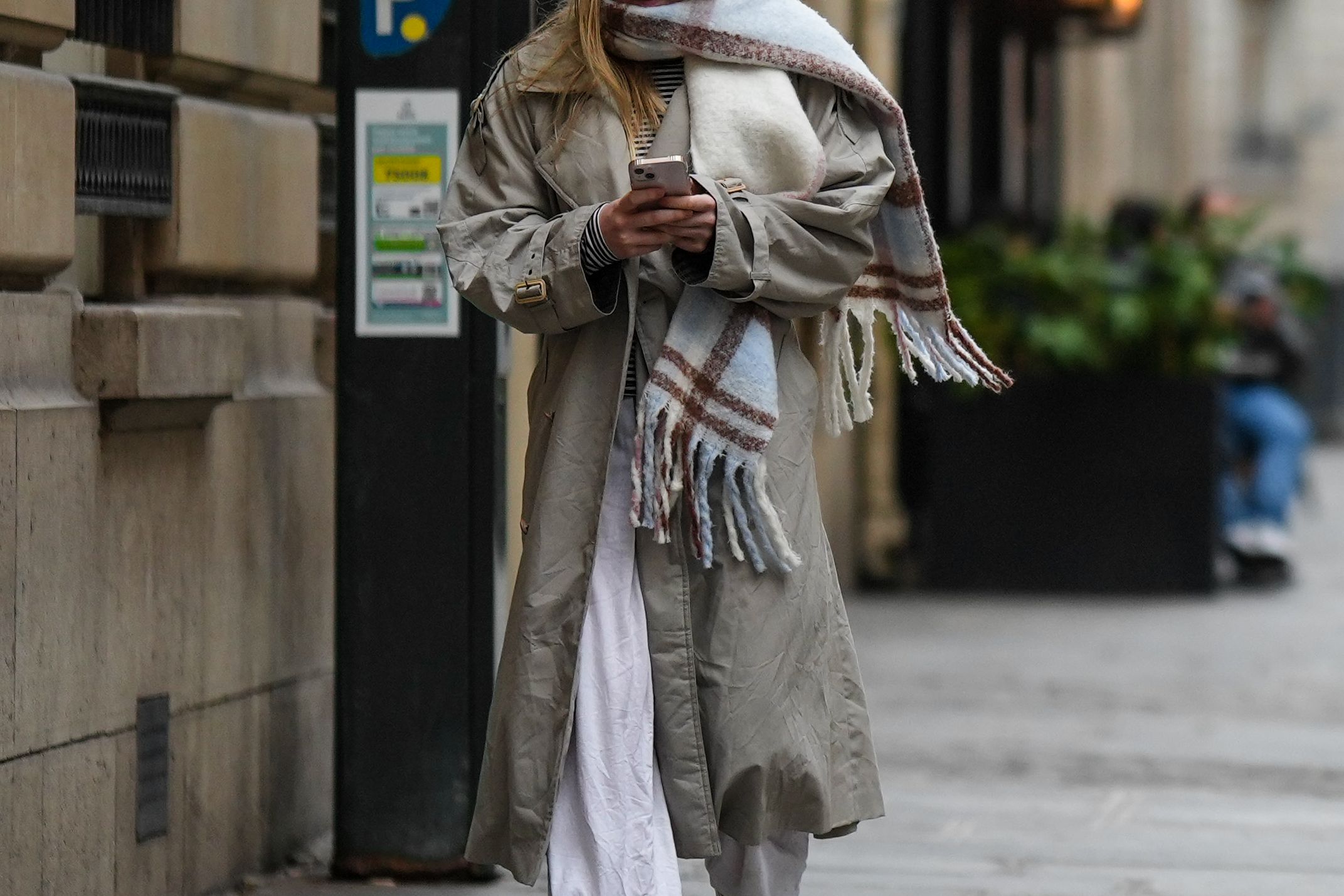 THE CLASSIC WOOL SCARF  Wool scarf outfit, Big scarf outfit, How to wear  scarves