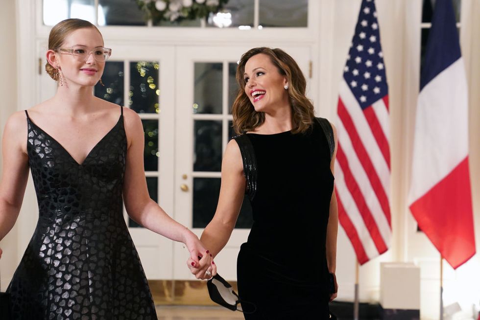washington, dc   december 01 actress jennifer garner and her daughter violet arrive for the white house state dinner for french president emmanuel macron at the white house on december 1, 2022 in washington, dc the official state visit is the first for the biden administration photo by nathan howardgetty images