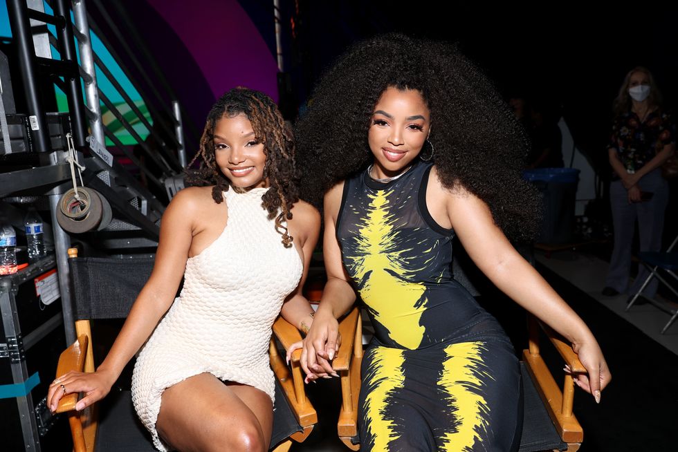 santa monica, california   april 09 l r halle bailey and chloe bailey pose backstage at the nickelodeons kids choice awards 2022 at barker hangar on april 09, 2022 in santa monica, california photo by matt winkelmeyergetty images for nickelodeon