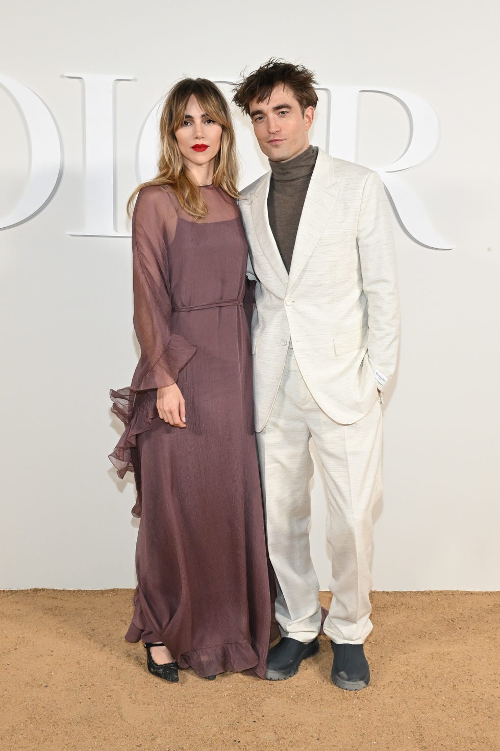 giza, egypt   december 03 suki waterhouse and robert pattinson attend the dior fall 2023 menswear show on december 03, 2022 in giza, egypt photo by stephane cardinale   corbiscorbis via getty images