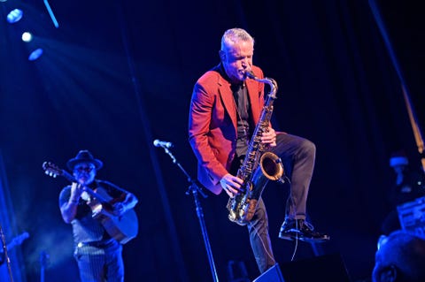 Visite de Noël de Dave Koz et ses amis - Louisville, KY louisville, kentucky 12 décembre dave koz se produit au théâtre brun le 12 décembre 2021 à louisville, kentucky photo par stephen j cohengetty images