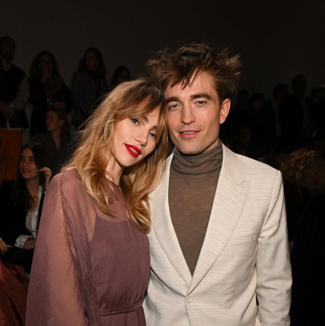 giza, egypt december 03 suki waterhouse and robert pattinson attend the dior fall 2023 menswear show on december 03, 2022 in giza, egypt photo by stephane cardinale corbiscorbis via getty images