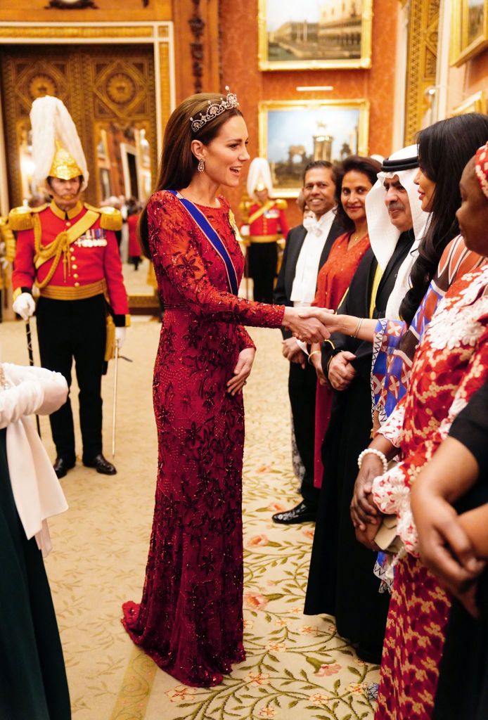 キャサリン皇太子妃、煌めくティアラと真っ赤なドレスでバッキンガム 