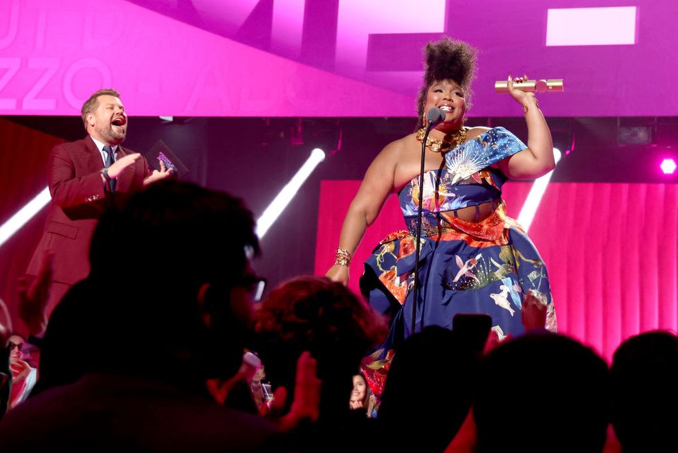 santa monica, california   december 06 2022 peoples choice awards    pictured honoree lizzo, recipient of the song of 2022 award for ‘about damn time’ r and james corden l speak on stage during the 2022 peoples choice awards held at the barker hangar on december 6, 2022 in santa monica, california     photo by mark von holdene entertainmentnbc via getty images