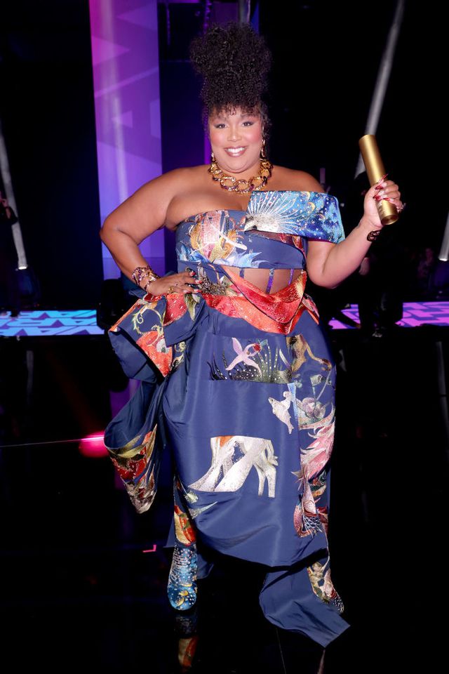 santa monica, california   december 06 2022 peoples choice awards    pictured honoree lizzo, recipient of the song of 2022 award for ‘about damn time’, poses on stage during the 2022 peoples choice awards held at the barker hangar on december 6, 2022 in santa monica, california     photo by chris polke entertainmentnbc via getty images