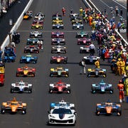 AUTO: MAY 29 IndyCar - The 106th Indianapolis 500 indianapolis, in may 29 pole sitter scott dixon 9 leads the field of 33 cars away from the starting grid for the start of the106th running of the indianapolis 500 at the indianapolis motor speedway photo by brian spurlockicon sportswire via getty images