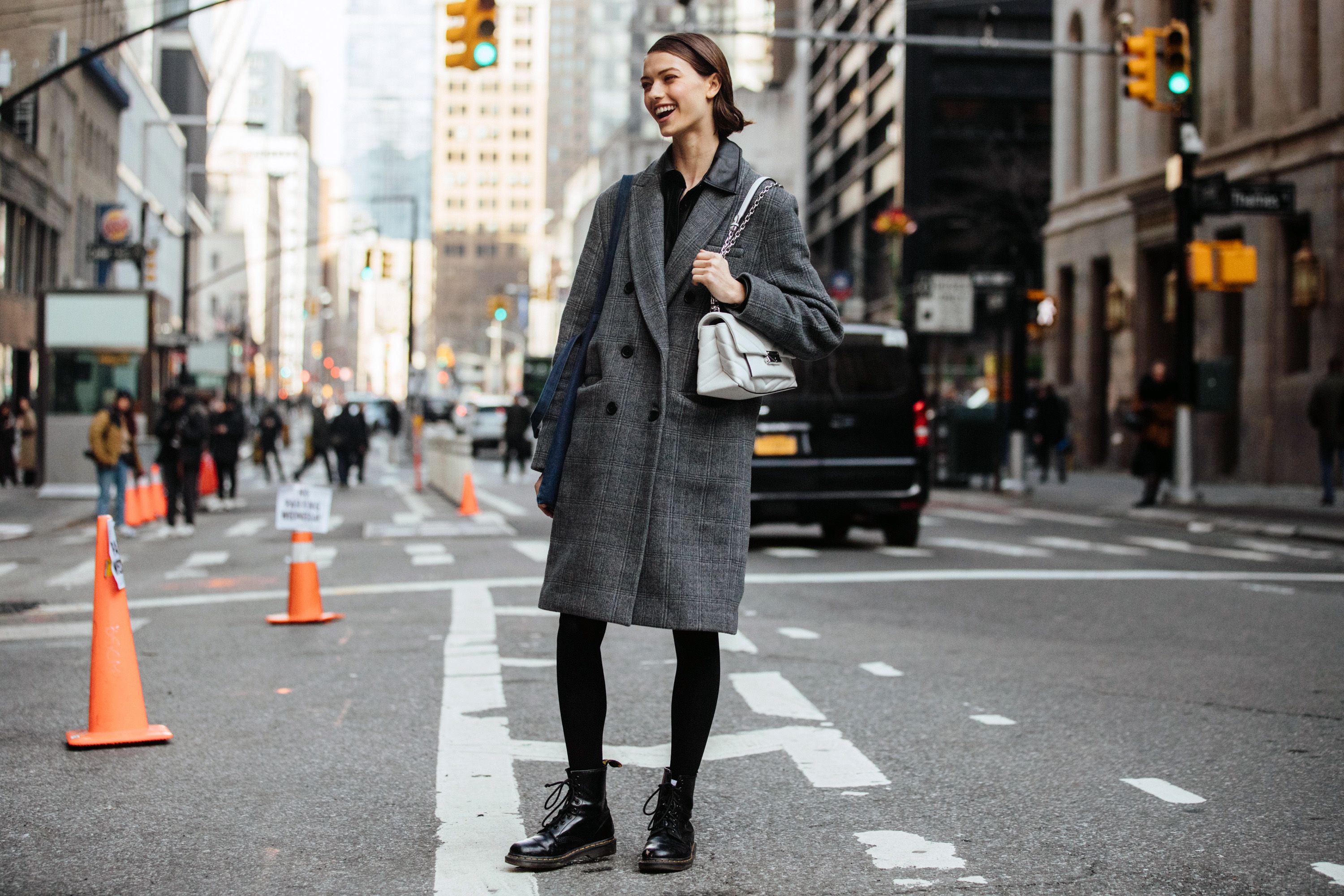 Looks con botas militares negras mujer hot sale