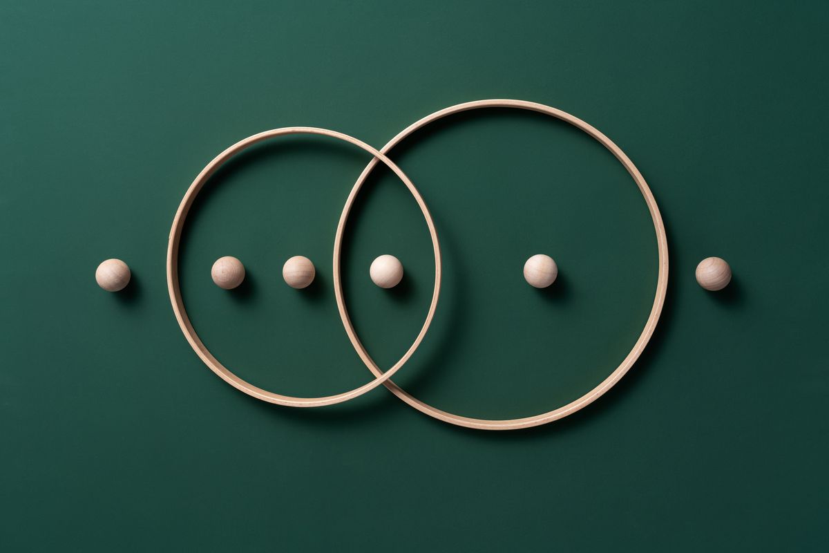 crossing rings with spheres on green colored background