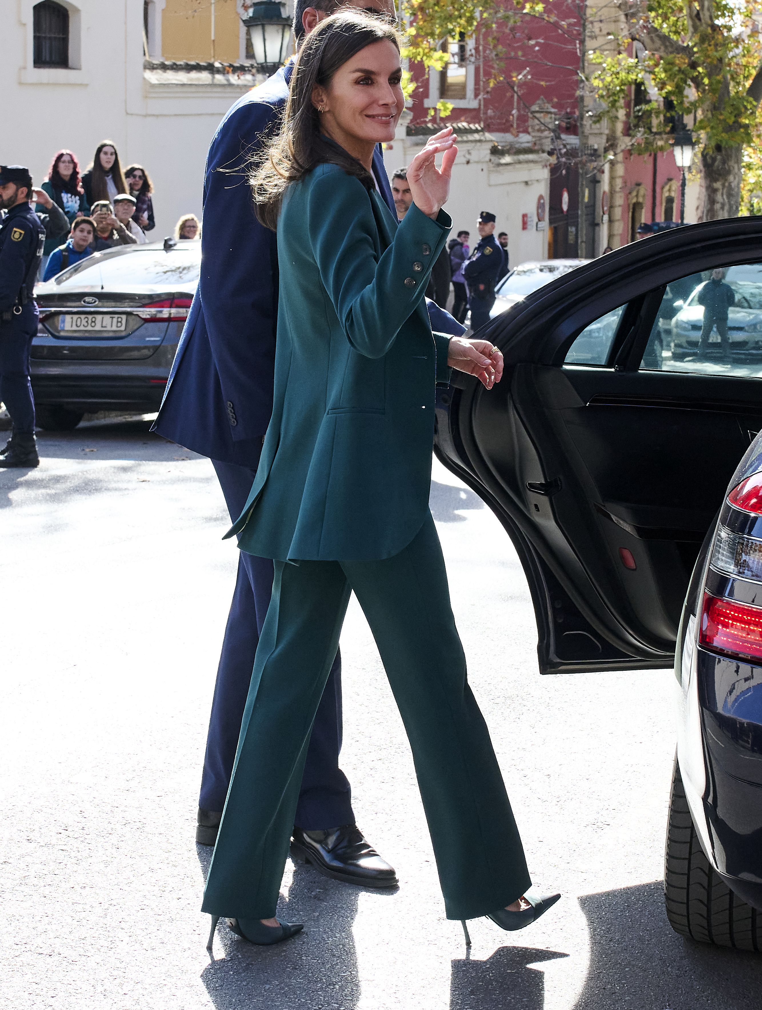 La gonna in pelle nera di Letizia di Spagna chic e aggressiva