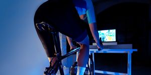 allenamento sui rulli home trainer in casa per ciclismo