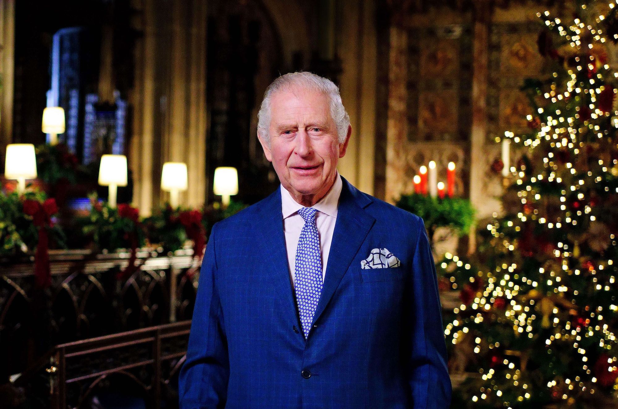チャールズ国王、初のクリスマススピーチで故エリザベス女王にオマージュをささげる｜ハーパーズ バザー（Harper's BAZAAR）公式