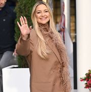 london, england december 17 kate hudson attends the glass onion a knives out mystery photocall at kings cross station on december 17, 2022 in london, england photo by karwai tangwireimage