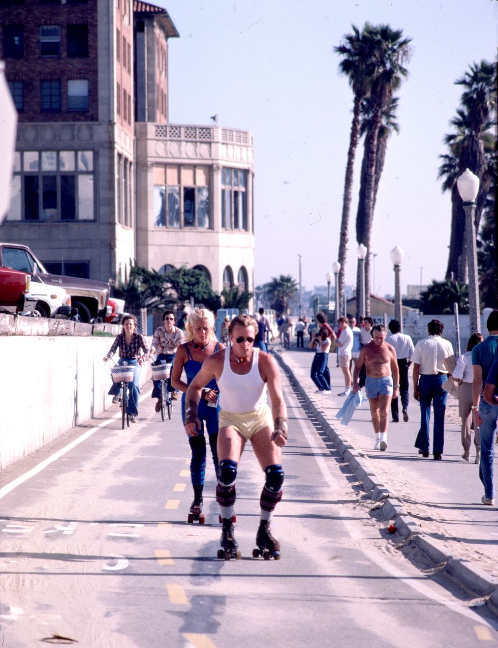 venice beach ca nov 21 roller skaters, cyclists and walkers on the boardwalk november 21, 1982 venice beach, california los angeles, california photo paul harrisgetty images
