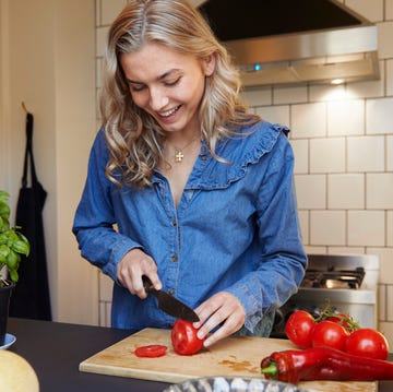 vrouw snijdt groente in de keuken