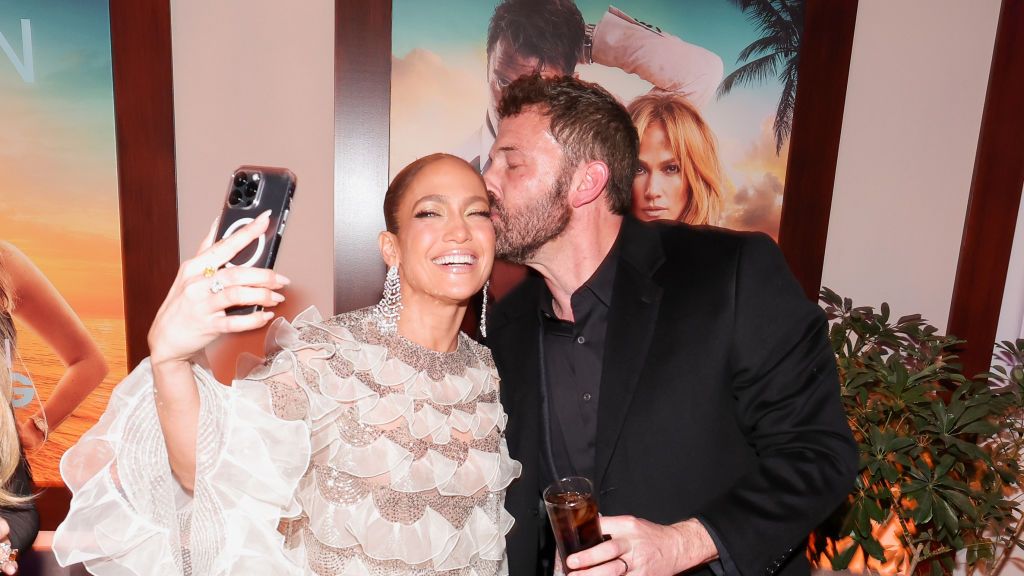 Ben Affleck Kisses Jennifer Lopez at 'Shotgun Wedding' Premiere
