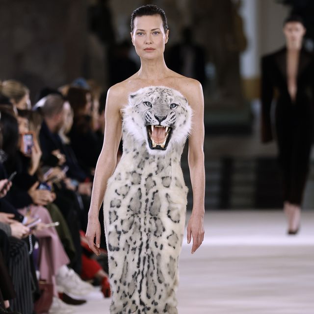 editorial use only for non editorial use please seek approval from fashion house shalom harlow walks the runway during the schiaparelli haute couture spring summer 2023 show as part of paris fashion week on january 23, 2023 in paris, france photo by estropgetty images 豪華絢爛！2023年春夏オートクチュールコレクションの大胆ドレス集